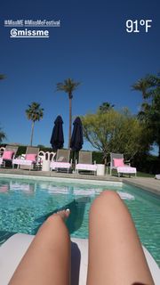 Sofie Dossi feet photo thumbnail