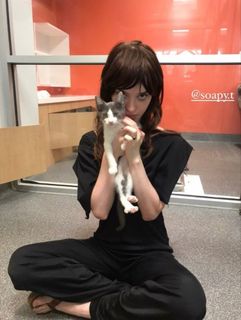 Sophie Thatcher feet photo 4