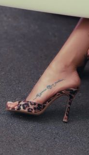 Athina Oikonomakou feet photo thumbnail