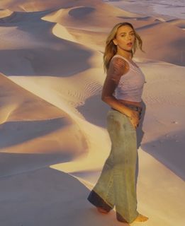 Scarlett Johansson feet photo thumbnail