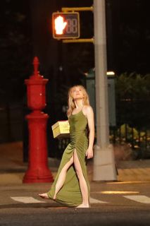Sabrina Carpenter feet photo thumbnail