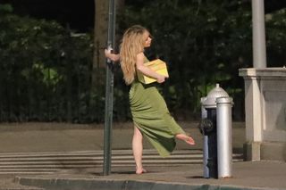 Sabrina Carpenter feet photo thumbnail
