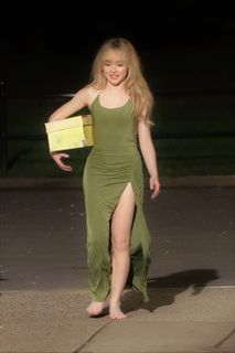 Sabrina Carpenter feet photo thumbnail