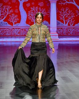 Hina Khan feet photo thumbnail