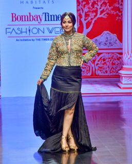Hina Khan feet photo thumbnail