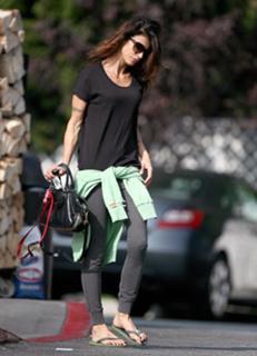 Elisabetta Canalis feet photo thumbnail