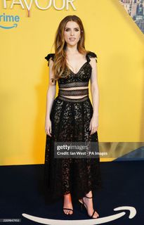 Anna Kendrick feet photo thumbnail