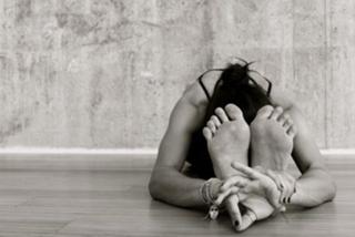 Shay Mitchell feet photo thumbnail
