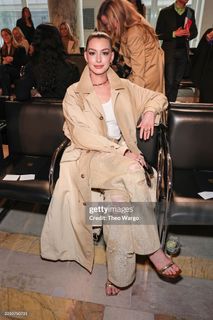 Anne Hathaway feet photo thumbnail