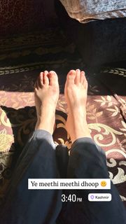 Hina Khan feet photo thumbnail