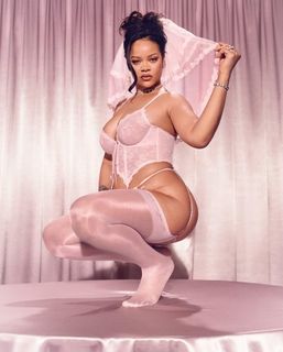 Rihanna feet photo thumbnail
