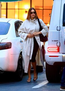 Hailey Bieber feet photo thumbnail