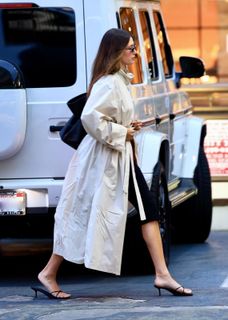 Hailey Bieber feet photo thumbnail