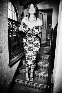 Khloé Kardashian feet photo thumbnail