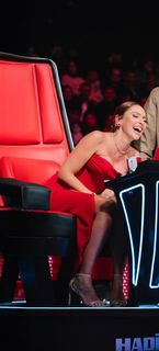 Hadise feet photo thumbnail