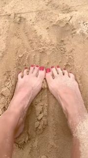 Jessica Alba feet photo thumbnail