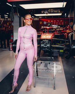 Jennifer Lopez feet photo thumbnail