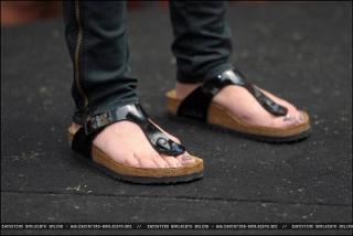 Christina Applegate feet photo thumbnail
