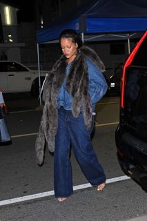 Rihanna feet photo thumbnail