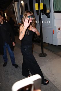Miley Cyrus feet photo thumbnail