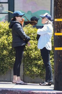 Lauren Graham feet photo 1