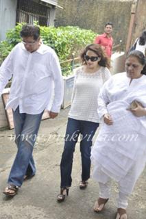 Madhuri Dixit feet photo thumbnail
