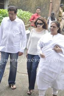 Madhuri Dixit feet photo thumbnail