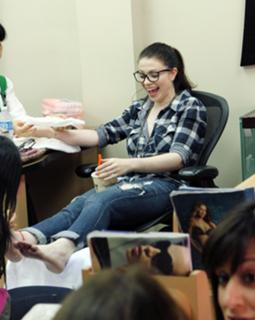 Michelle Trachtenberg feet photo thumbnail