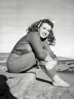 Marilyn Monroe feet photo thumbnail