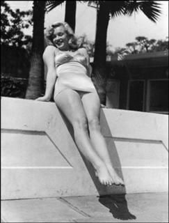 Marilyn Monroe feet photo thumbnail