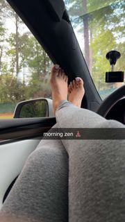 Queen Naija feet photo thumbnail