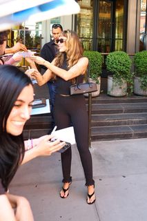 Miley Cyrus feet photo thumbnail