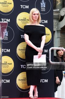 Elle Fanning feet photo thumbnail
