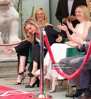 Elle Fanning feet photo thumbnail