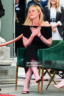 Elle Fanning feet photo thumbnail
