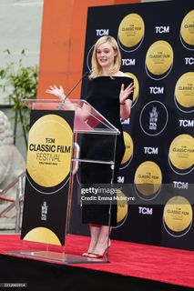 Elle Fanning feet photo thumbnail