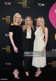Elle Fanning feet photo thumbnail