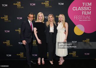 Elle Fanning feet photo thumbnail