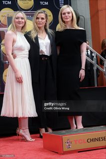 Dakota Fanning feet photo thumbnail