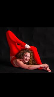 Sofie Dossi feet photo thumbnail