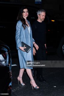 Anne Hathaway feet photo thumbnail
