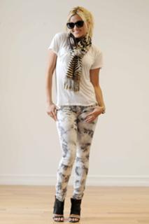 Ashley Roberts feet photo thumbnail
