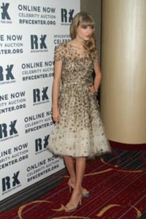 Taylor Swift feet photo thumbnail