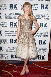Taylor Swift feet photo thumbnail
