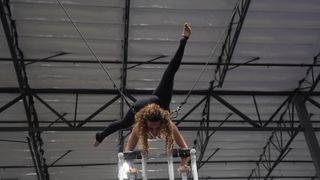 Sofie Dossi feet photo thumbnail