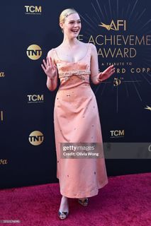 Elle Fanning feet photo thumbnail