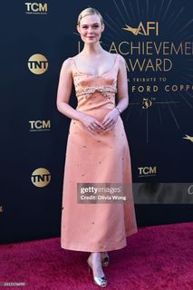 Elle Fanning feet photo thumbnail