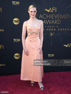 Elle Fanning feet photo thumbnail