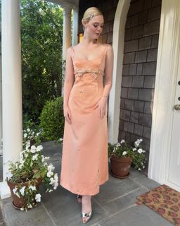 Elle Fanning feet photo thumbnail
