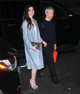 Anne Hathaway feet photo thumbnail